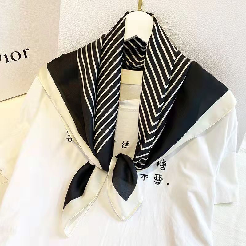 Mode carré 70 cm noir et blanc - Silk Tie Striped avis et prix