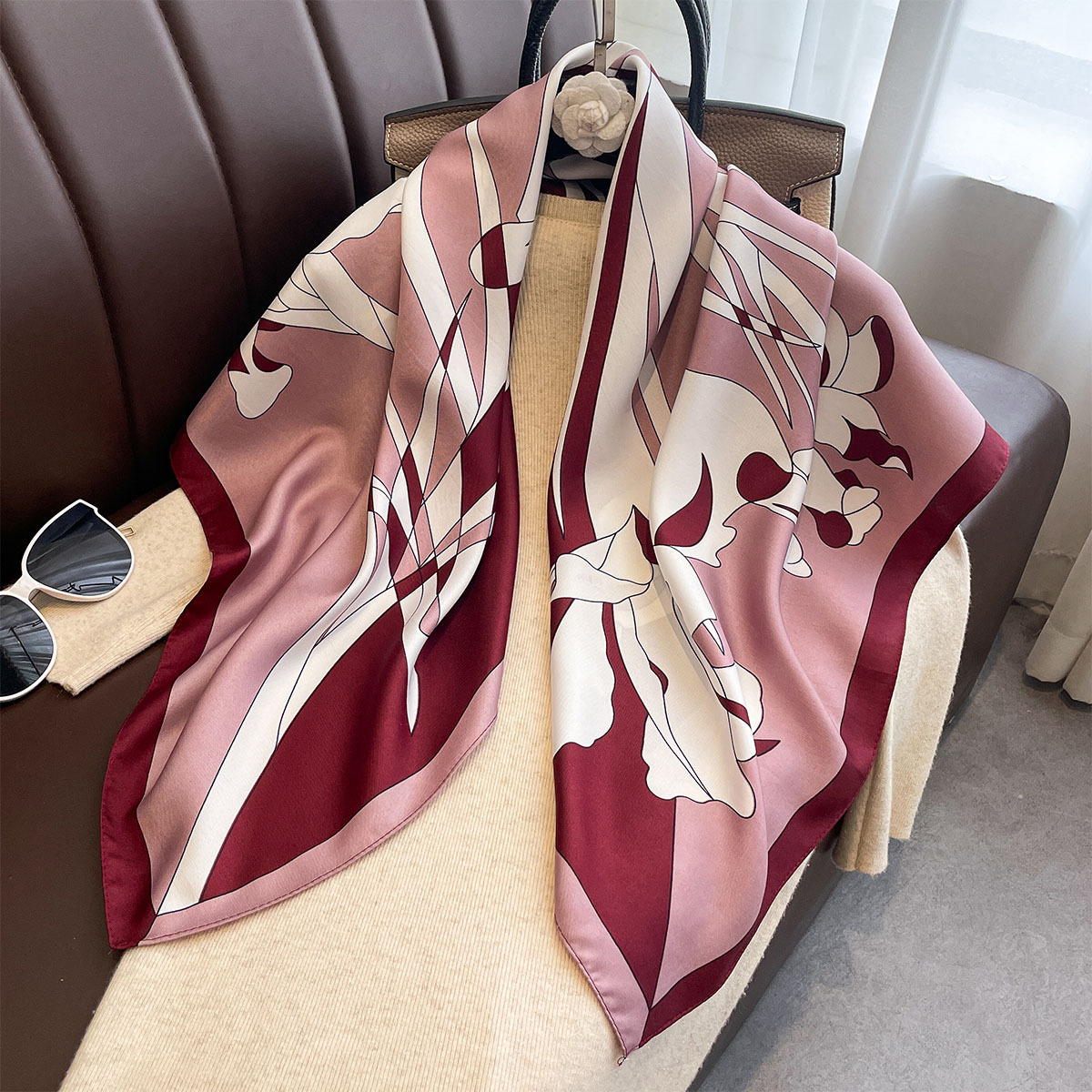 Foulard carré de luxe en sergé - Ascot Neck Scarf avis et prix